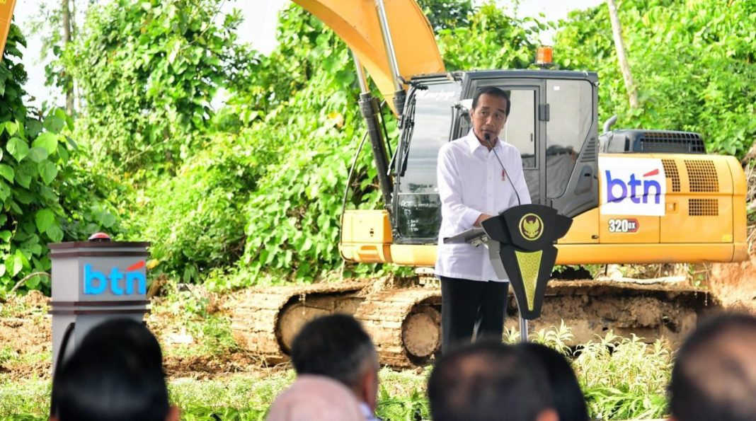 Presiden Jokowi melakukan peletakan batu pertama atau groundbreaking pembangunan gedung kantor PT Bank Tabungan Negara (Persero) Tbk di Kawasan IKN, Kabupaten Penajam Paser Utara, Provinsi Kalimantan Timur, Rabu (5/6/2024).