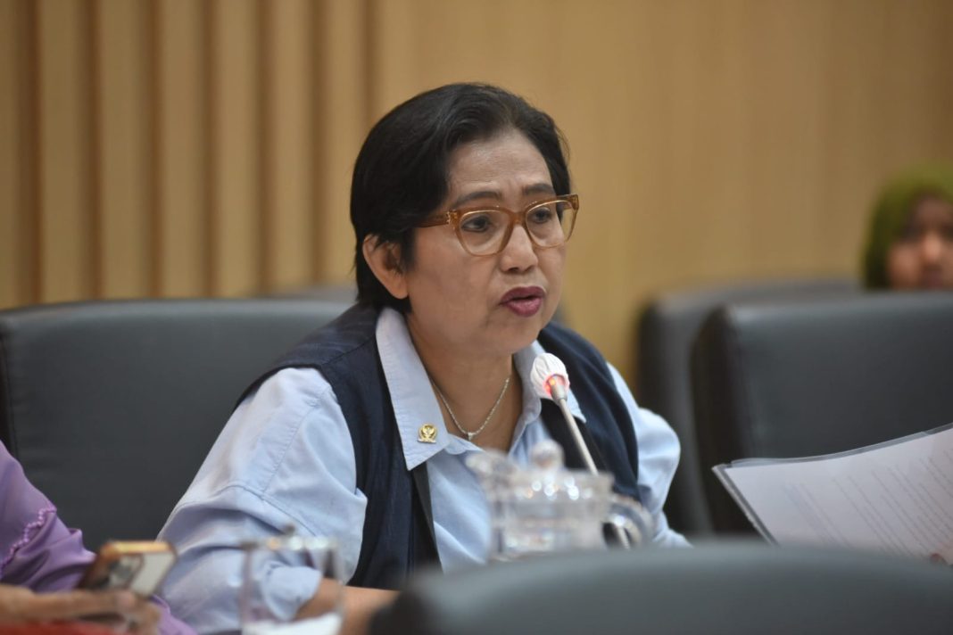 Anggota Komisi IX DPR RI Irma Suryani Chaniago saat Rapat Kerja dengan Wakil Menteri Kesehatan RI di Kompleks Parlemen, Senayan, Jakarta, Kamis (6/6/2024).