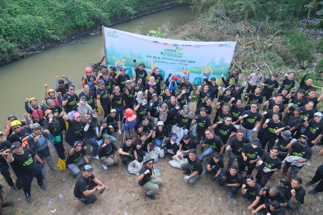 Dalam rangka memperingati Hari Lingkungan Hidup Internasional 2024, PLN UIP SBU menggandeng stakeholder menggelar Employee Green Involvement, membersihkan sungai Babura, Rabu (5/6/2024). (Dok/PLN)