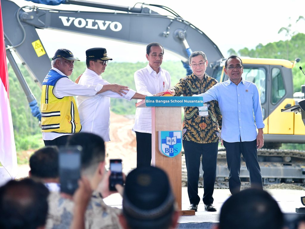 Presiden RI Joko Widodo pada peletakan batu pertama Bina Bangsa School Nusantara, di Ibu Kota Nusantara, Kabupaten Penajam Paser Utara, Provinsi Kalimantan Timur, Rabu (5/6/2024). (Dok/BPMI Setpres)