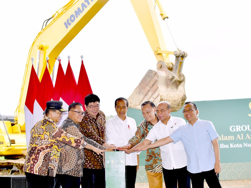 Presiden Jokowi melakukan peletakan batu pertama atau ground breaking pembangunan Sekolah Islam Al-Azhar Summarecon Nusantara, Selasa (4/6/2024). (Dok/BPMI Setpres)