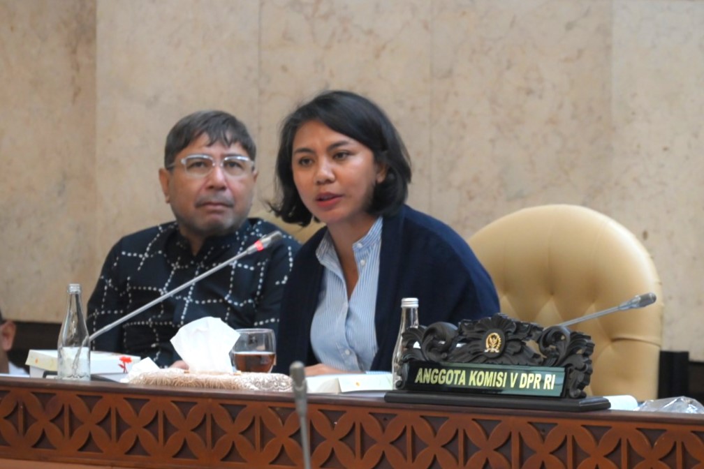 Anggota Komisi V DPR RI Irene Yusiana Roba Putri saat mengikuti Rapat Kerja dengan Menteri PUPR.