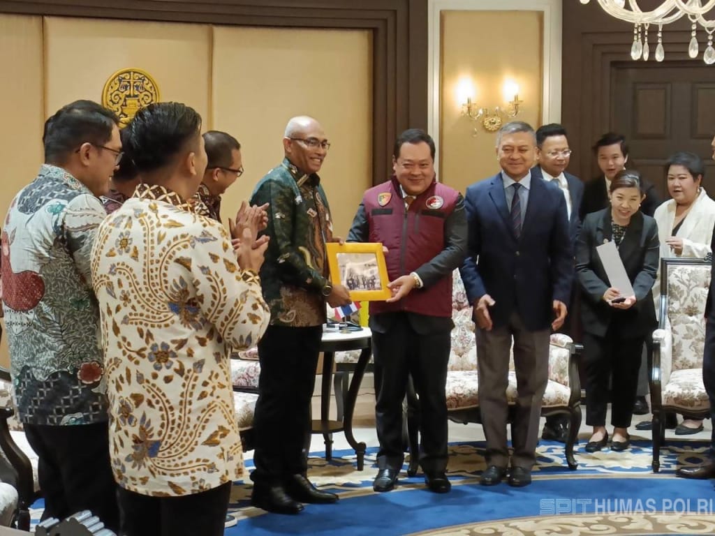 Polri menerima penghargaan dari Perdana Menteri Thailand Srettha Tavisin atas penangkapan inisial CT buronan nomor 1 Thailand, yang berhasil diamankan tim Polri. (Dok/Humas Polri)