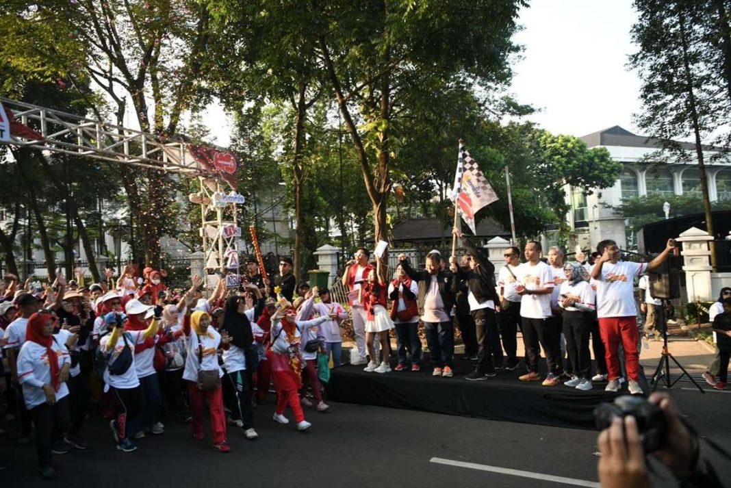 Jalan sehat yang digelar dalam rangka Harsiarda 2024 ini dilepas Sekda Jabar di halaman Gedung Sate, Kota Bandung, Minggu (9/6/2024). (Dok/Kominfo Jabar)