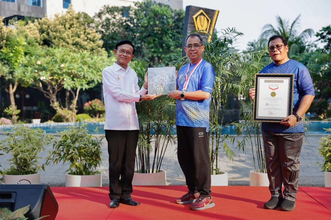 Kemenkeu RI menerima penghargaan MURI atas kategori Kantor Kementerian/Lembaga dengan Koleksi Jenis Vegetasi Terbanyak di Taman Air Mancur, Kantor Pusat Kemenkeu, Jakarta Pusat, Jumat (7/6/2024).