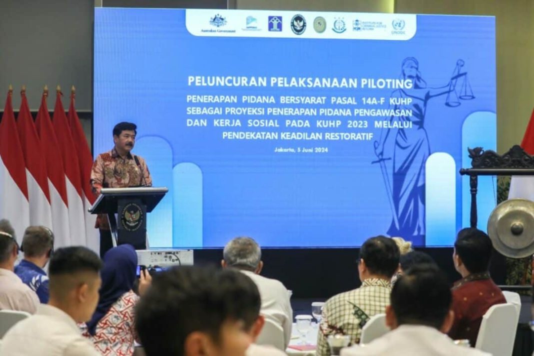 Menko Polhukam Hadi Tjahjanto memberikan kata sambutan saat membuka Peluncuran Pelaksanaan Piloting Penerapan Pidana Bersyarat Pasal 14A-F KUHP di Jakarta, Rabu (5/6/2024). (Dok/Humas Kemenko Polhukam)