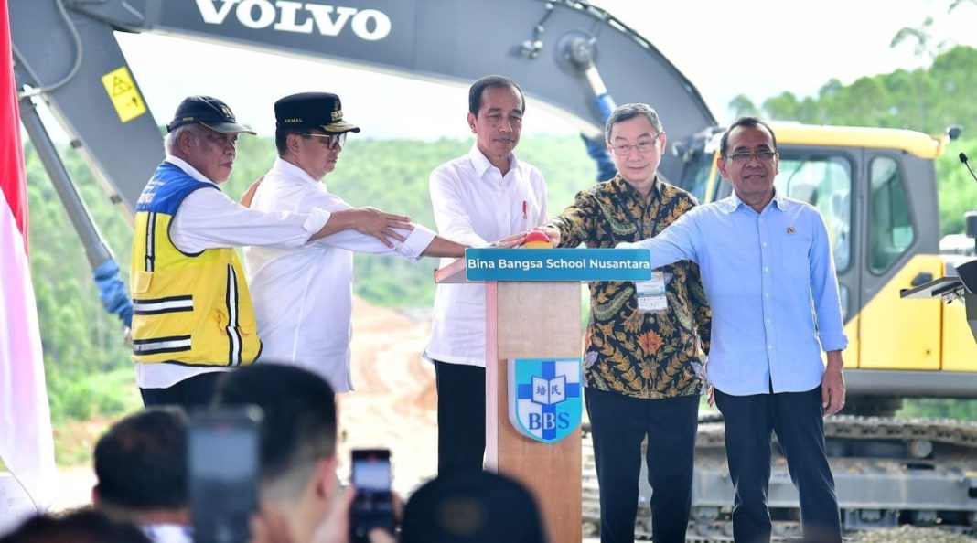 Presiden Jokowi didampingi lainnya saat melakukan ground breaking Bina Bangsa School Nusantara di Kawasan IKN, Kabupaten Penajam Paser Utara, Provinsi Kalimantan Timur.