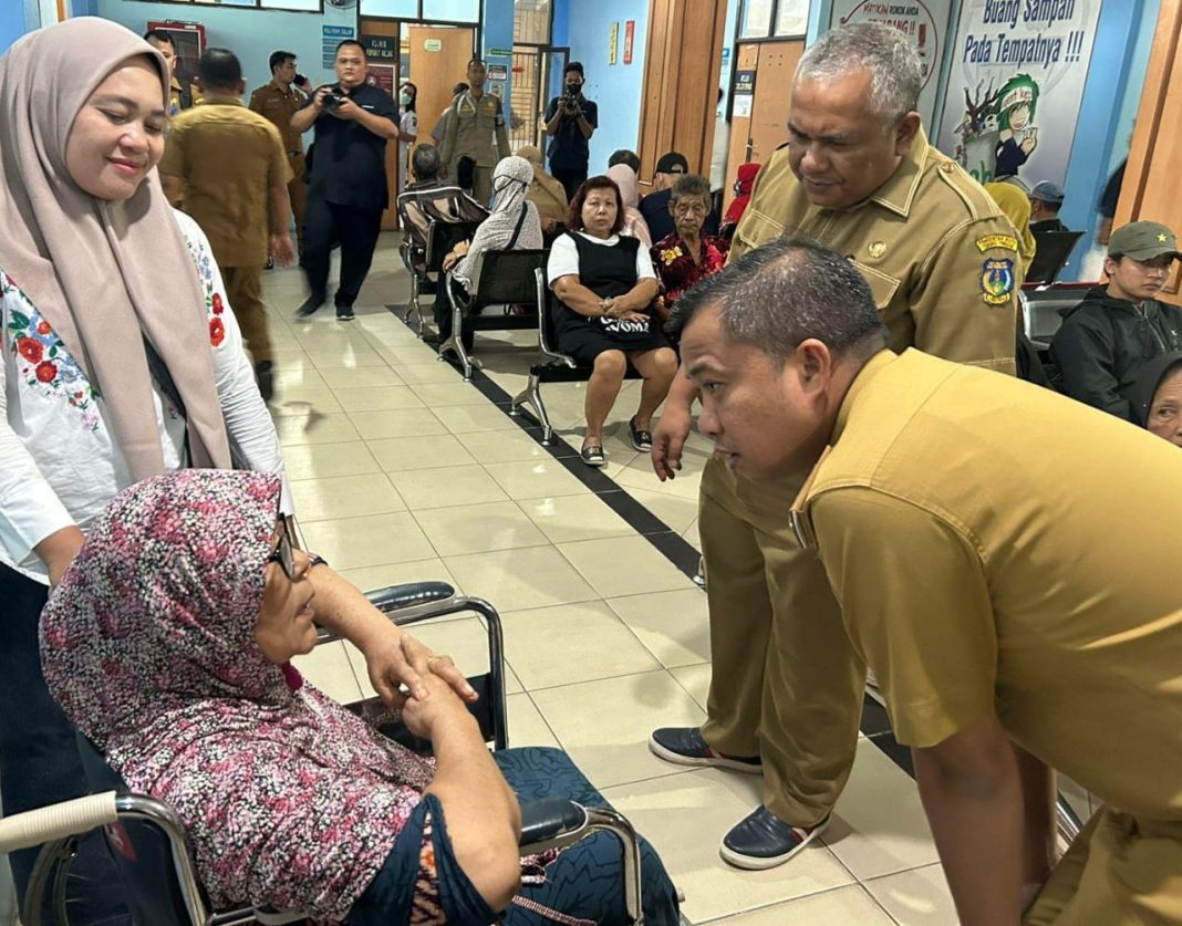 Pj Wali Kota Tebingtinggi Moettaqien Hasrimi menyapa pasien saat melakukan kunjungan kerja ke RSKPD Tebingtinggi, Senin (10/6/2024).