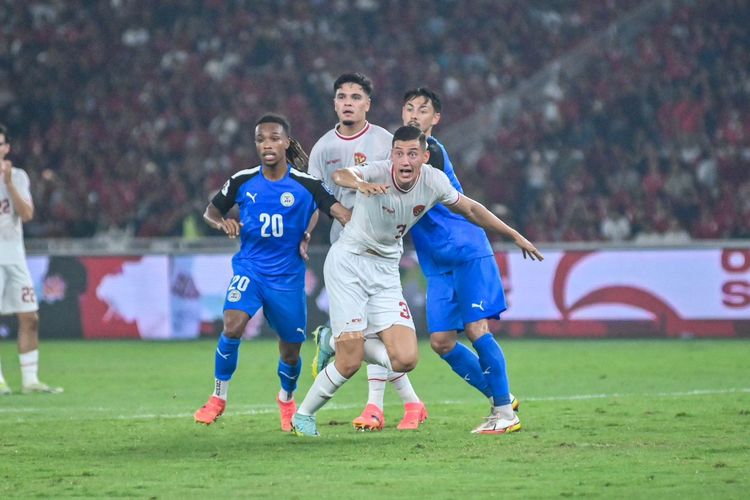 Aksi Jay Idzes pada laga Indonesia melawan Filipina digelar di Stadion Utama Gelora Bung Karno, Selasa (11/6/2024) malam WIB.