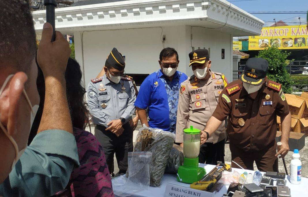 Kajari Pematangsiantar Jurist Sitepu, Kapolres AKBP Yogen, Kepala BNNK Tuangkus, Kasi BB dan BR Belman Sitindaon foto bersama usai pemusnahan barang bukti tindak pidana di halaman Kejari Pematangsiantar, Jalan Sutomo, Selasa (11/6/2024).