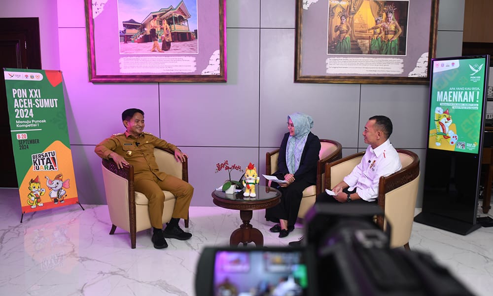 Pj Gubernur Sumut Dr Hassanudin saat wawancara eksklusif dengan Tim Redaksi Website PON 2024 Sumut, Harvina Zuhra dan Toga Nainggolan, Senin (10/6/2024). (Dok/Kominfo Sumut)