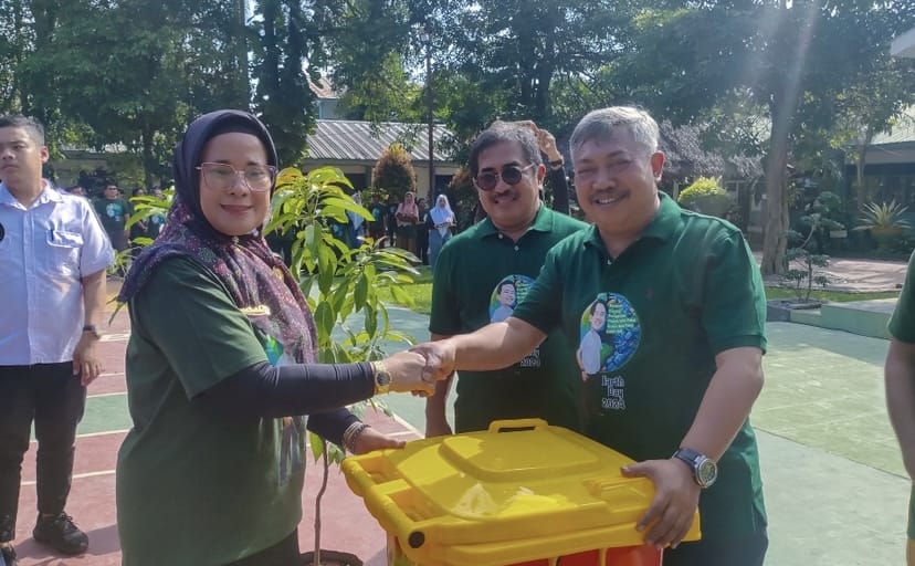 Pemko Medan menyerahkan bibit pohon buah dan penyerahan tong sampah terpilah di SMA Negeri 13 Medan, Jalan Karya Bersama, Medan Johor, Senin (10/6/2024). (Dok/Kominfo Medan)