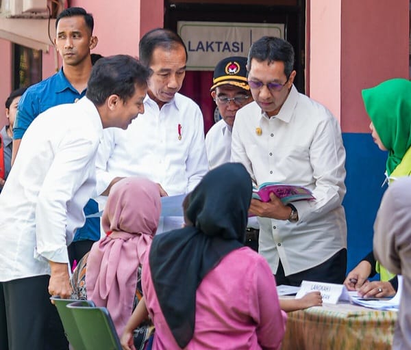 Menkes RI Budi G Sadikin mendampingi Presiden Jokowi ketika meninjau langsung kegiatan Gerakan Intervensi Serentak Pencegahan Stunting, Selasa (11/6/2024).