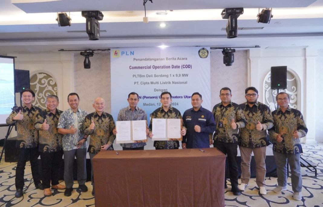 GM PLN UID Sumut Saleh Siswanto (lima dari kiri) bersama Direktur Utama PT Cipta Multi Listrik Nasional, Frans Tanuwijaya (5 dari kanan) foto bersama pada penandatanganan berita acara Commercial Operation Date (COD) PLTBm Deliserdang dengan kapasitas 1x9,9 MW. (Dok/PLN)