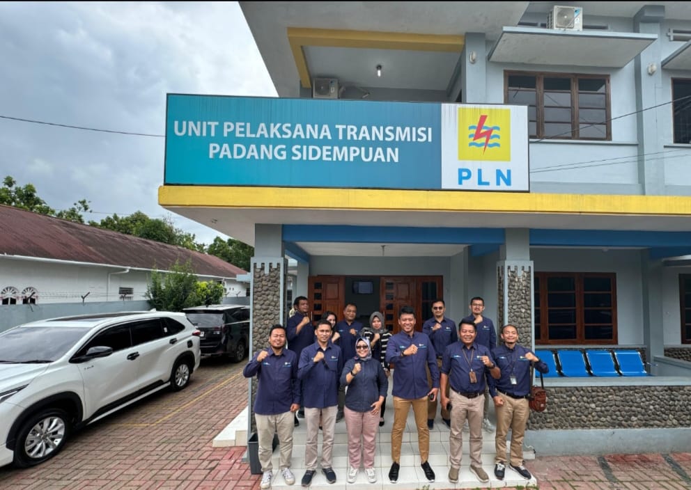 Management PLN UP3 dan PLN UPT Padangsidimpuan foto bersama di depan kantor PLN UPT Padangsidimpuan di Jalan Sutoyo, Nomor: 59, Padangsidimpuan Selatan, Kota Padangsidimpuan, Selasa (11/6/2025).