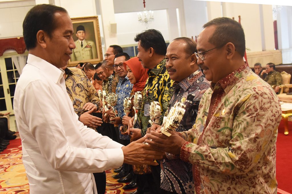Presiden Jokowi memberikan apresiasi kepada Tim Pengendalian Inflasi Pusat dan Tim Pengendalian Inflasi Daerah pada Pembukaan Rakornas Pengendalian Inflasi 2024 dan TPID Award di Istana Negara, Jakarta, Jumat (14/6/2024). (Dok/Humas Setkab)