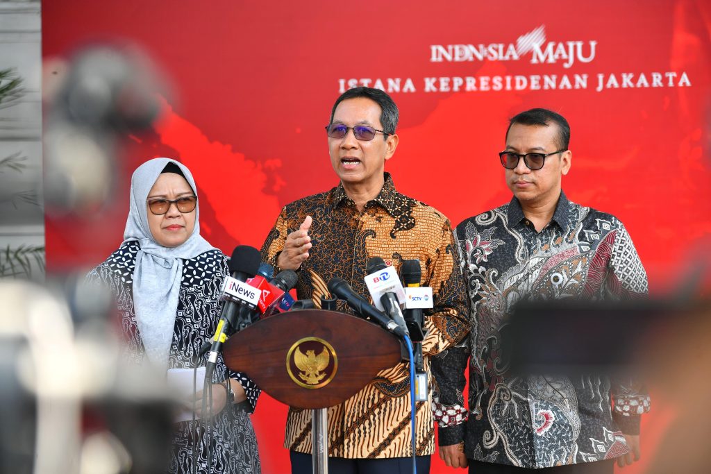 Kepala Sekretariat Presiden Heru Budi Hartono menyampaikan keterangan pers kepada para awak media di Kompleks Istana Kepresidenan, Jakarta, Jumat (14/6/2024). (Dok/BPMI Setpers)