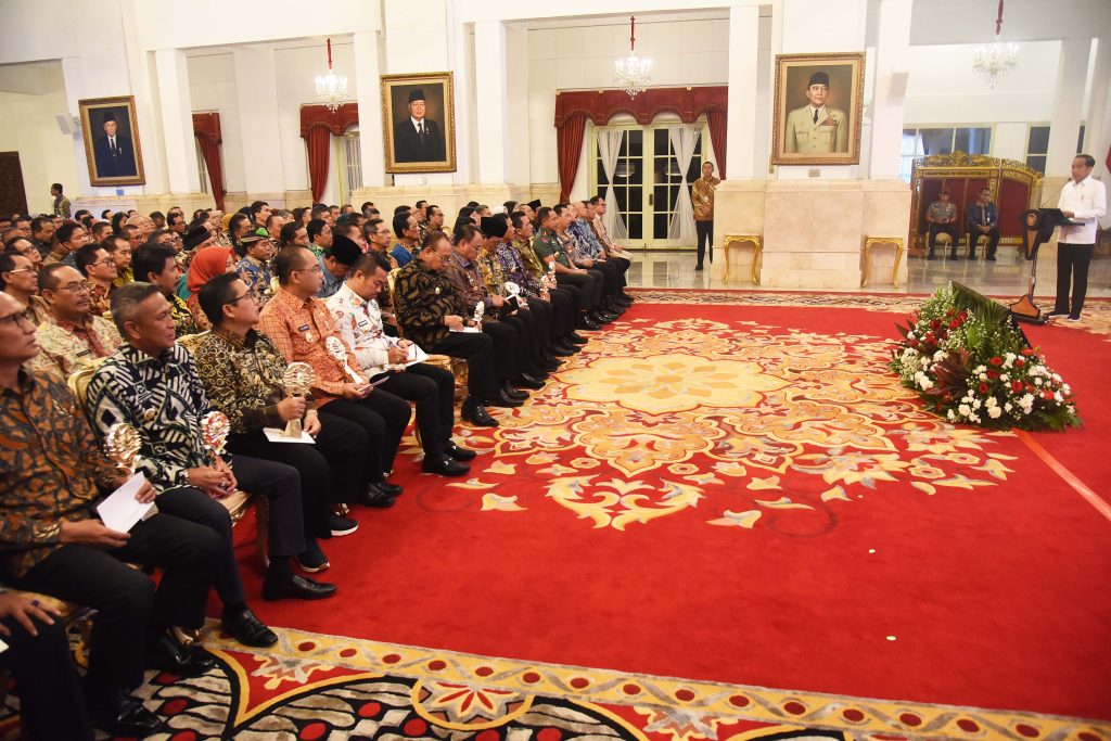 Presiden Jokowi Memberikan Sambutan dan Membuka Rakornas Pengendalian Inflasi 2024 dan TPID Award di Istana Negara, Jakarta, Jumat (14/6/2024). (Dok/Humas Setkab)