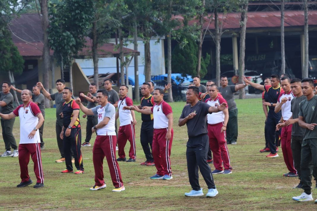 Kapolres Pematangsiantar AKBP Yogen Heroes Baruno saat olahraga bersama TNI dan Pemerintah Kota Pematangsiantar di Lapangan Brimob Batalyon B Kompi 2 Pematangsiantar, Jumat (14/6/2024). (Dok/Polres Pematangsiantar)