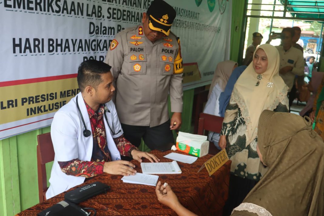 Kapolres Madina AKBP Arie Sofandi Paloh SH SIK dalam kegiatan bakti kesehatan bagi warga Kecamatan Bukit Malintang, Kamis (13/6/2024).