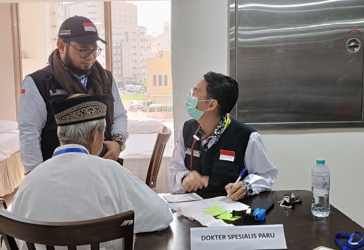 Dokter spesialis paru sedang memberikan pelayanan kepada jemaah haji di KKHI Makkah.