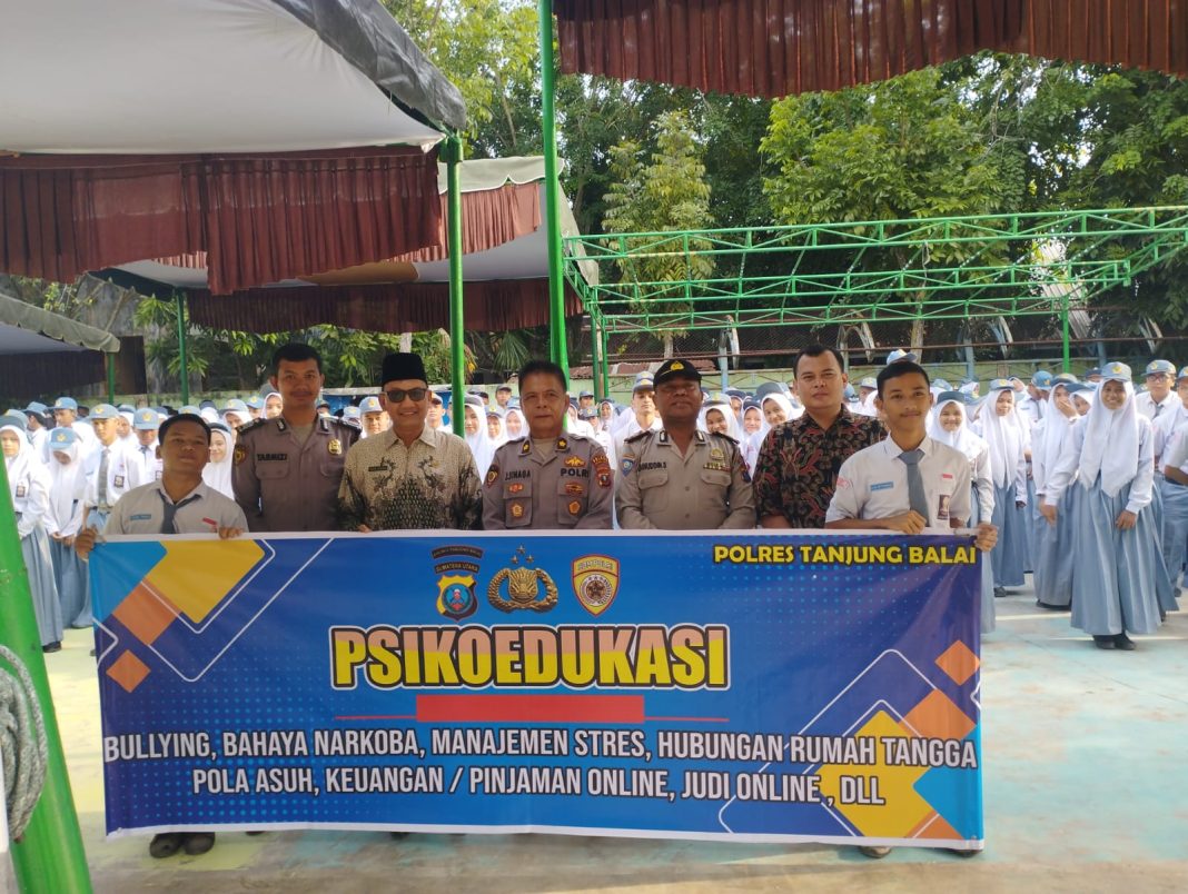 Kabag SDM Polres Tanjungbalai Kompol J Sinaga foto bersama dengan guru dan siswa/i SMAN 1 usai acara Psikoedukasi, Kamis (13/6/2024). (Dok/Humas Polres Tanjungbalai)