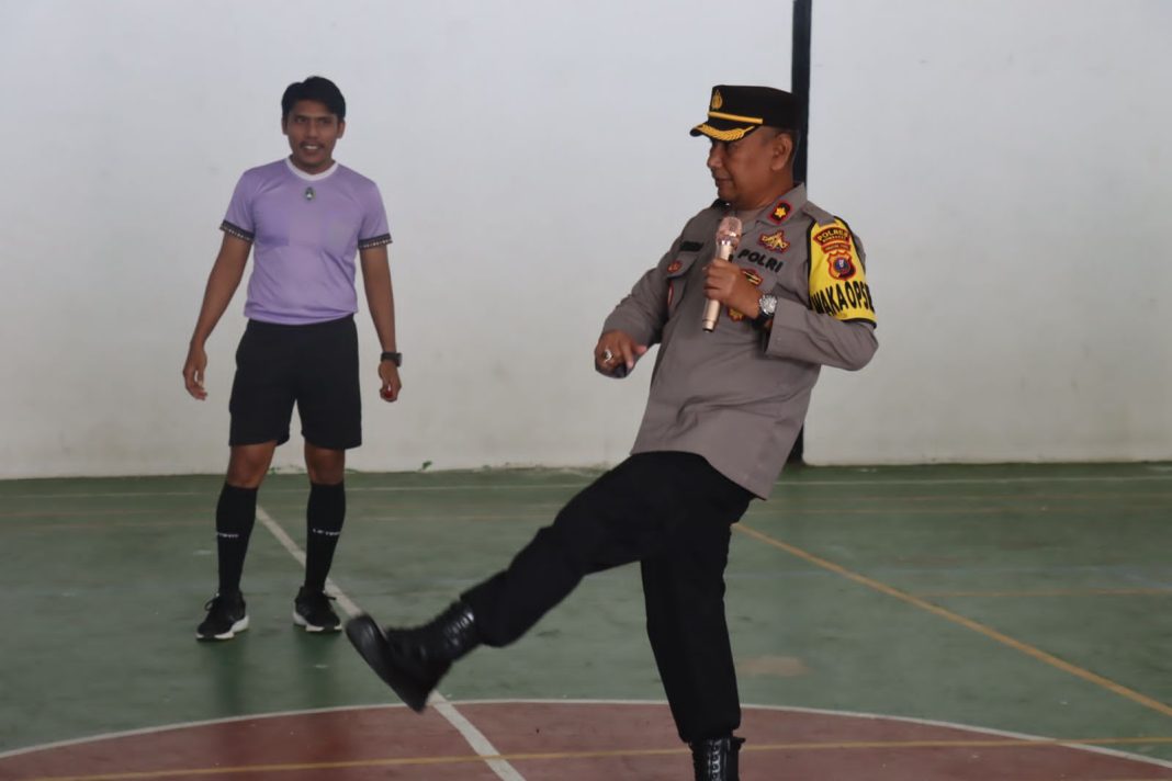 Kapolres Humbahas melalui Wakapolres Kompol Muslim Amin membuka Turnamen Futsal Kapolres Cup dalam rangka memperingati Hari Bhayangkara ke-78, di Gedung Olahraga Wicaksana Polres Humbahas, Sabtu (15/6/2024). (Dok/Humas Polres)