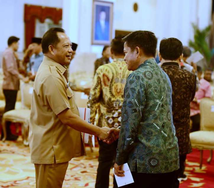 Pj Gubernur Sumut Dr Hassanudin bersalaman dengan Mendagri Tito Kanavian saat mengikuti Rakornas Pengendalian Inflasi tahun 2024, di Istana Negara, Jakarta, Jumat (14/6/2024). (Dok/Kominfo Sumut)