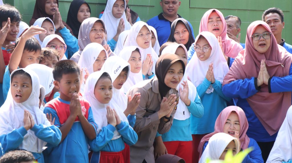 Brigadir Yuvina Lusiana Dewi SH yang piawai menggunakan bahasa isyarat saat pelaksanaan kegiatan Police Goes to School Polresta Banyumas di SLB B Yakut Purwokerto, Jumat (14/6/2024). (Dok/Humas Polri)