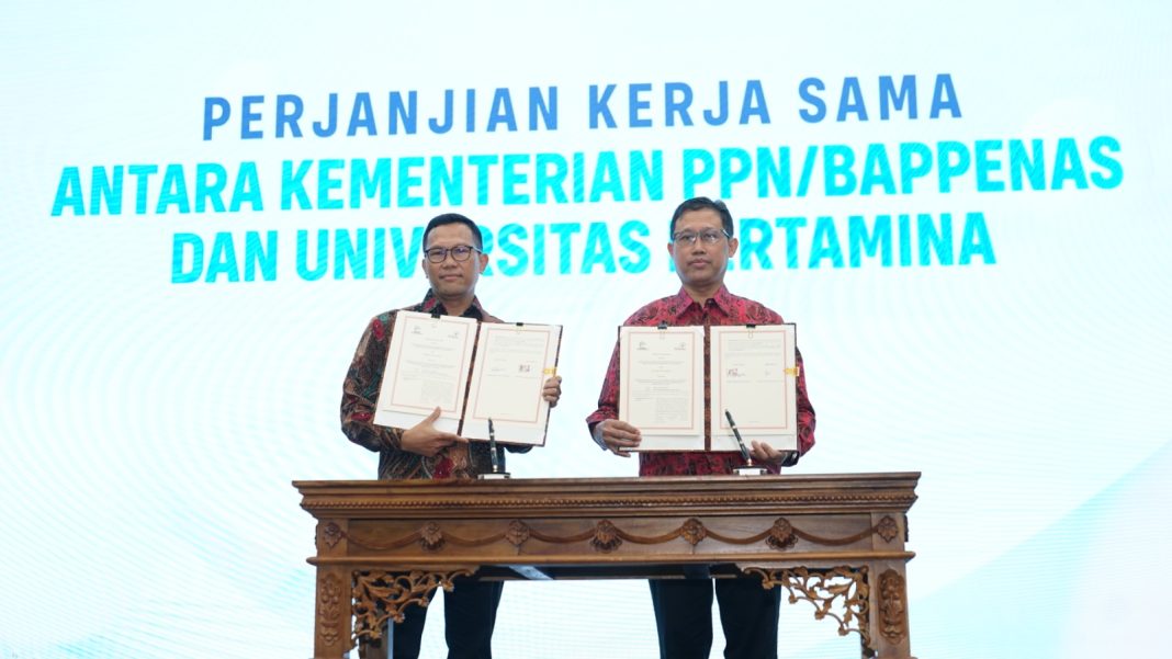 Penandatanganan perjanjian kerja sama yang dilakuka Kepala Sekretariat Nasional SDGs Pungkas Bahjuri Ali dengan Wakil Rektor Bidang Penelitian, Pengembangan dan Kerja Sama UPER Prof Dr techn Djoko Triyono SSi MSi.