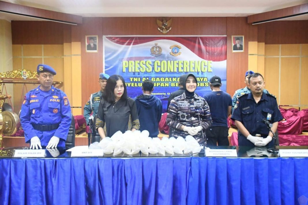 Komandan Lanal Yogyakarta Kolonel Laut (KH/W) Dr Devi Erlita MM MTr Hanla pada press conference, Kamis (13/6/2024). (Dok/Puspen TNI)