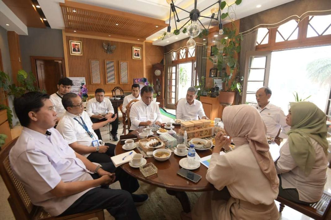 Sekda Jabar Herman Suryatman saat rapat Optimalisasi Penyerapan Tenaga Kerja di Ruang Kerja Sekda Jabar, Gedung Sate Bandung, Rabu (12/6/2024). (Dok/Humas Jabar)