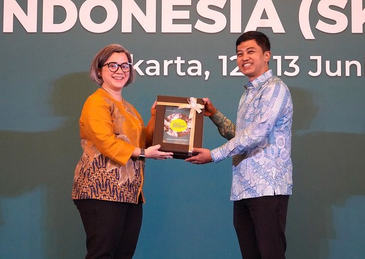 Wamenkes RI Dante Saksono Harbuwono menerima plakat pada acara Diseminasi Hasil Survei Kesehatan Indonesia tahun 2023 di Ritz Carlton Kuningan, Jakarta, Rabu (12/6/2024).