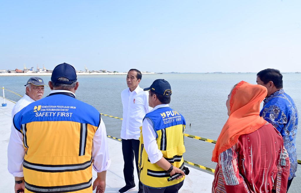 Presiden Jokowi melakukan peninjauan langsung ke proyek pengendalian banjir rob di Tambak Lorok, Kota Semarang, Provinsi Jawa Tengah, Senin (17/6/2024). (Dok/BPMI Setpres)