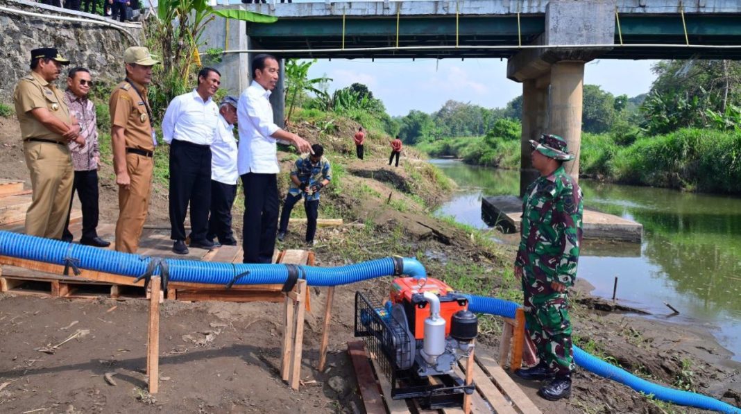 Presiden Jokowi meninjau pelaksanaan pemberian bantuan pompa air untuk pengairan sawah dan pertanian atau pompanisasi di Provinsi Jawa Tengah, Rabu (19/6/2024).