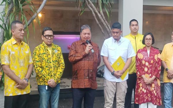 Ketua Umum Partai Golkar Airlangga Hartarto memberikan kata sambutan usai menyerahkan surat dukungan kepada Wali Kota Medan Bobby Nasution di Jakarta, Rabu (19/6/2024).