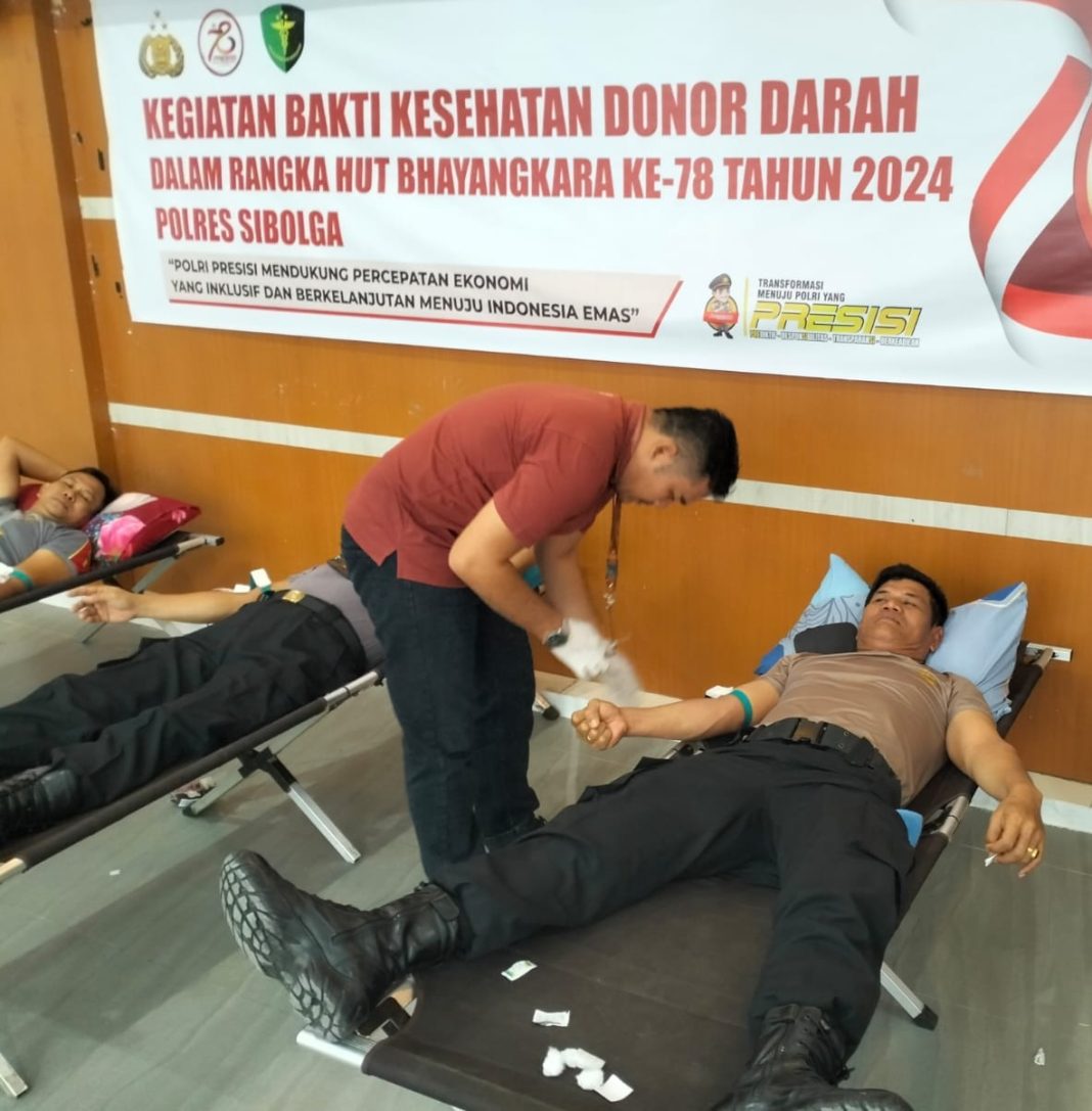Tim medis memandu pendonor pada kegiatan kegiatan donor darah dalam rangka menyambut HUT ke 78 Bhayangkara yang digelar Polres Sibolga, Rabu (19/6/2024). (Dok/Humas Polres Sibolga)