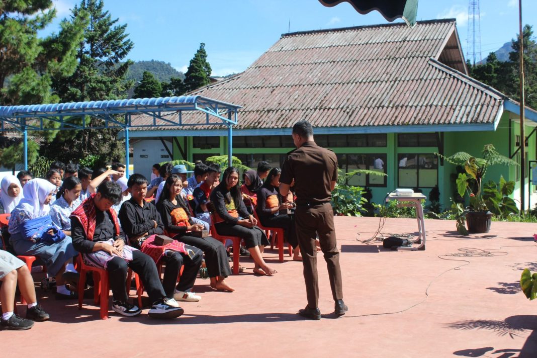 Kegiatan Jaksa Masuk Sekolah di SMK Negeri 1 Merdeka, para pelajar tampak antusias mengikuti seluruh acara, Rabu (19/6/2024). (Dok/Intel Kejari Karo)