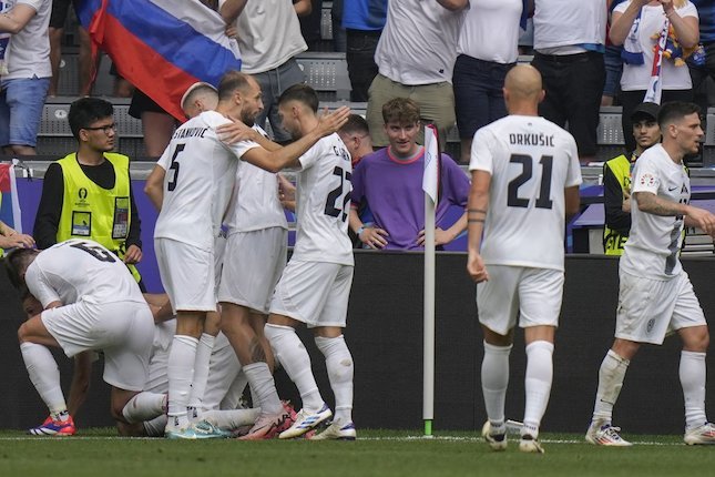 Timnas Slovenia merayakan gol Zan Karnicnik ke gawang Serbia, Kamis (20/6/2024).