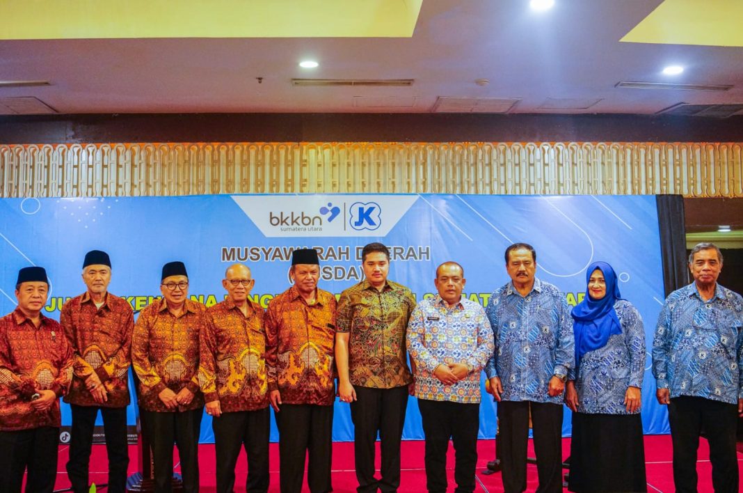 Kepala Perwakilan BKKBN Sumut Munawar Ibrahim didampingi lainnya foto bersama usai memberikan penganugrahan kepada Musa Rajekshah diwakili putranya Musa Arjianshah di acara Pembukaan Musda Juken Sumut Tahun 2024 di Hotel Emerald Garden Medan, Kamis (20/6/2024).