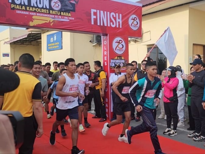 Para pelajar antusias mengikuti perlombaan lari 5K yang digelar oleh Polres Batubara dalam rangka HUT Bhayangkara, Jumat (21/6/2024).
