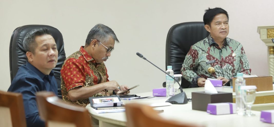Pj Gubernur Sumut Dr Hassanudin mengikuti Rakor pembahasan evaluasi capaian pelaksanaan intervensi serentak pencegahan stunting 2024 yang dilaksanakan secara virtual dipimpin Menteri Koordinator PMK Muhadjir Effendy, Jumat (21/6/2024). (Dok/Kominfo Sumut)