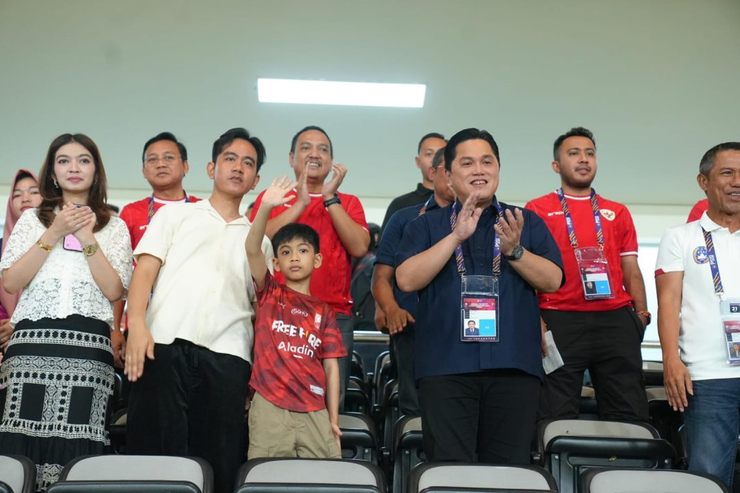 Ketua Umum PSSI Erick Thohir menyaksikan laga langsung di Manahan, Solo bersama Wapres RI terpilih Periode 2024-2029 Gibran Rakabuming Raka dan Menpora Dito Ariotedjo, Jumat (21/6/2024). (Dok/PSSI)