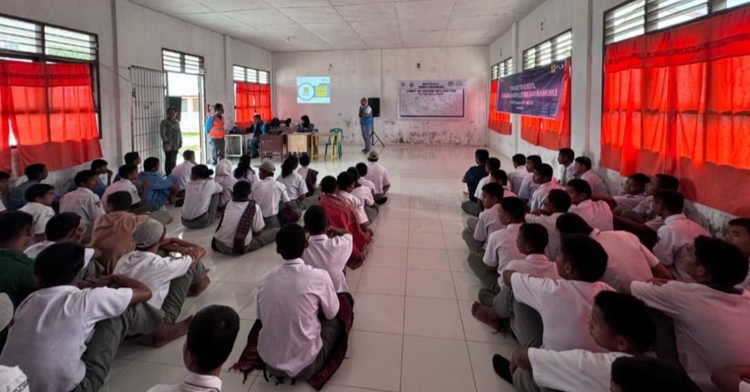 Team Leader Keselamatan, Kesehatan Kerja, Lingkungan dan Keamanan PLN ULP Balige sedang mengedukasi generasi muda tentang bahaya kelistrikan di SMK Negeri 1 Sigumpar, Sabtu (22/6/2024). (Dok/PLN)