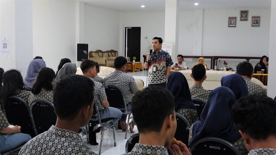 Suasana saat Yos A Tarigan memberikan penyuluhan hukum di SMAN 5 Medan, Jumat (21/6/2024). (Dok/Penkum Kejati Sumut)