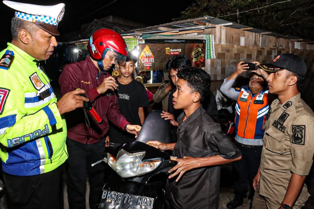 Personel Satlantas Polres Tebingtinggi saat melakukan pemeriksaan sepeda motor dalam rangkaian patroli gabungan, Sabtu (22/6/2024). (Dok/Humas Polres Tebingtinggi)