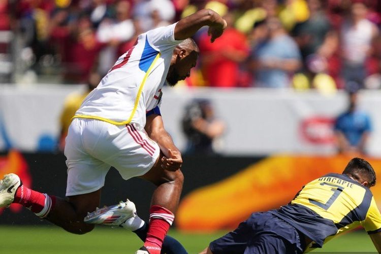 Salomon Rondon dari Venezuela berebut penguasaan bola dengan Piero Hincapie dari Ekuador selama pertandingan Grup B Copa America 2024 antara Ekuador dan Venezuela di Stadion Levi's di Santa Clara, California, Minggu (23/6/2024) dini hari WIB.