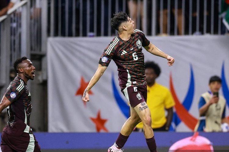 Gerardo Arteaga dari Meksiko melakukan selebrasi setelah mencetak gol pertama tim pada pertandingan Grup B Copa America 2024 antara Meksiko dan Jamaika di Stadion NRG di Houston, Texas, Minggu (22/6/2024) pagi WIB.