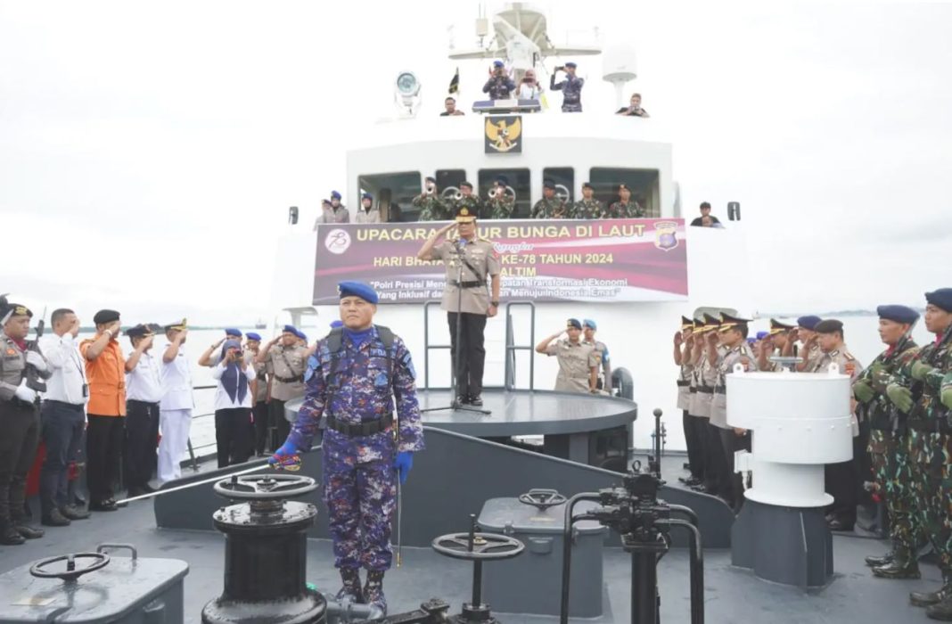 Polda Kaltim menggelar upacara tabur bunga di Pelabuhan Semayang Kota Balikpapan.