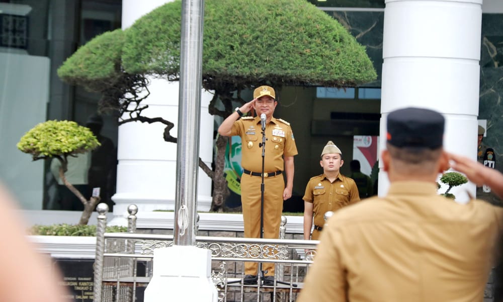 Pj Gubernur Sumut Dr Hassanudin memimpin apel terakhir bersama seluruh ASN dan staf di Halaman Kantor Gubernur Sumut, Jalan Pangeran Diponegoro, Nomor 30 Medan, Senin (24/6/2024). (Dok/Kominfo Sumut)